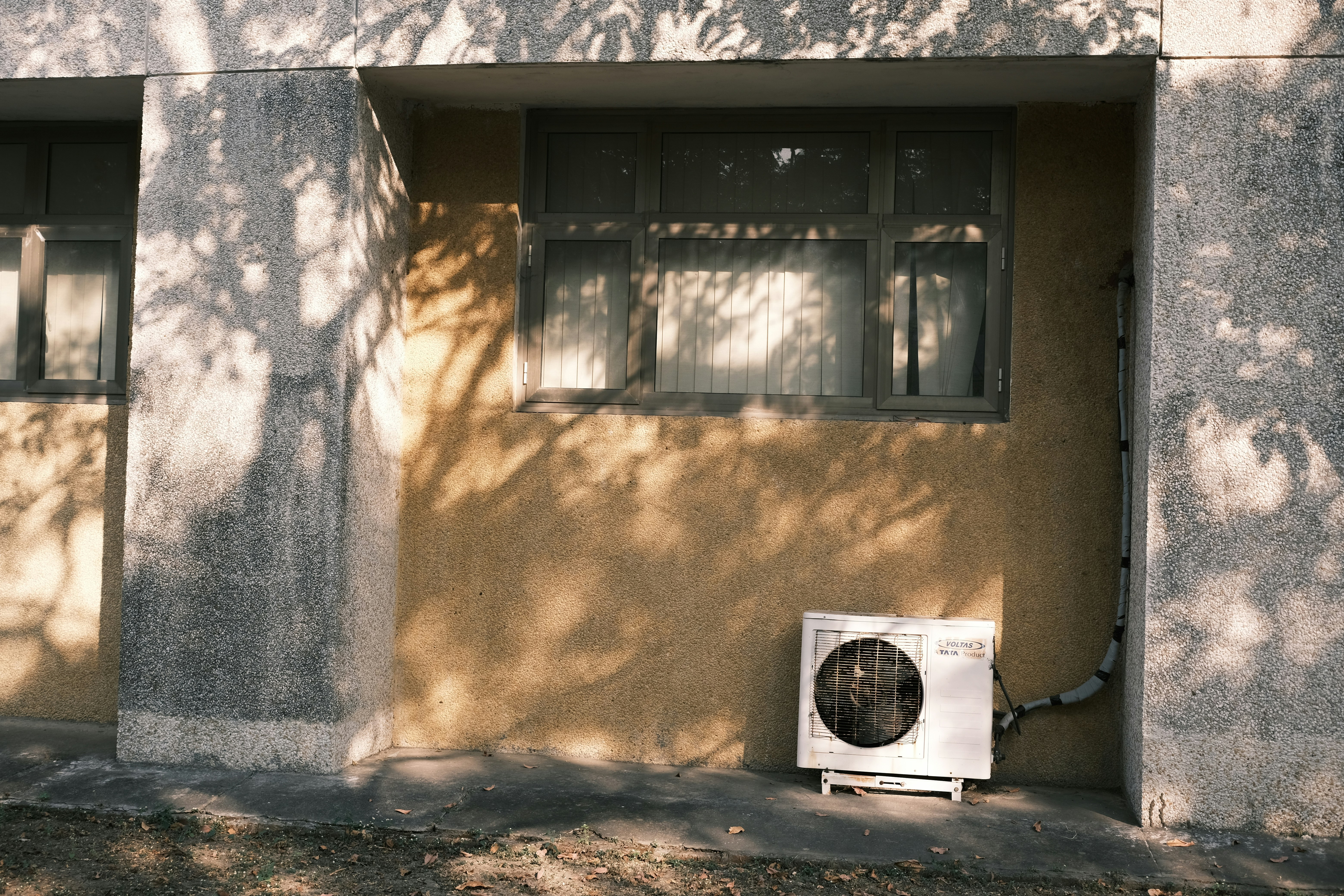 an air conditioner sitting on the side of a building